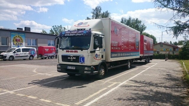 Jak wygląda oferta kwalifikacji wstępnej dla prawa jazdy kategorii C i D?