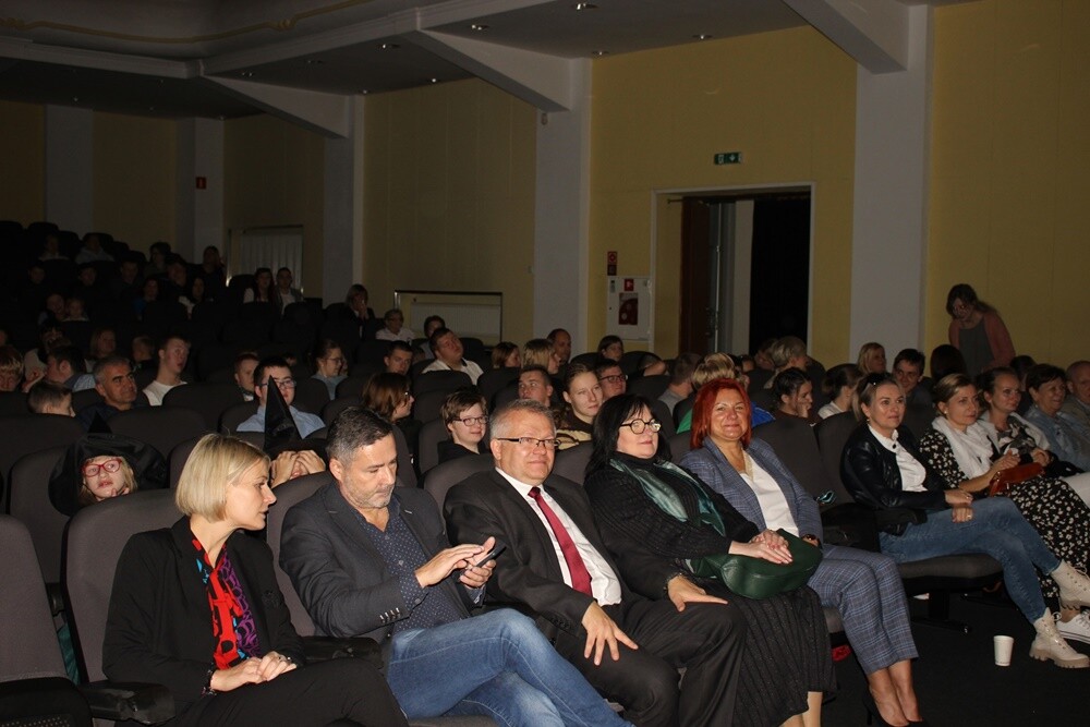 Wczoraj odbyła się VIII edycja Festiwalu Twórczości Artystycznej "Jesienne Klimaty". W Miejskim Centrum Kultury w Nowym Bytomiu zaprezentowali się uczniowie szkół, ośrodków czy przedszkoli z całego rejonu.

fot. UM Ruda Śląska
