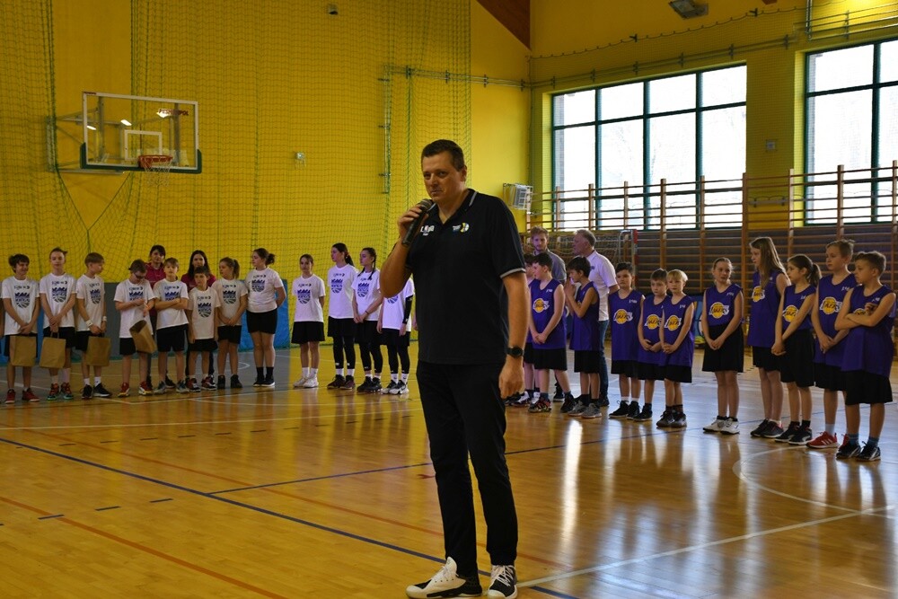Profesjonalny DJ, prezentacje drużyn, efektowne występy cheerleaderek - to wszystko sprawiło, że w Rudzie Śląskiej w weekend poczuliśmy klimat meczów prosto zza oceanu. 

fot. Jacek Knapik