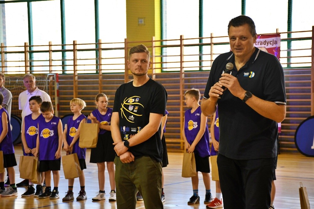 Profesjonalny DJ, prezentacje drużyn, efektowne występy cheerleaderek - to wszystko sprawiło, że w Rudzie Śląskiej w weekend poczuliśmy klimat meczów prosto zza oceanu. 

fot. Jacek Knapik