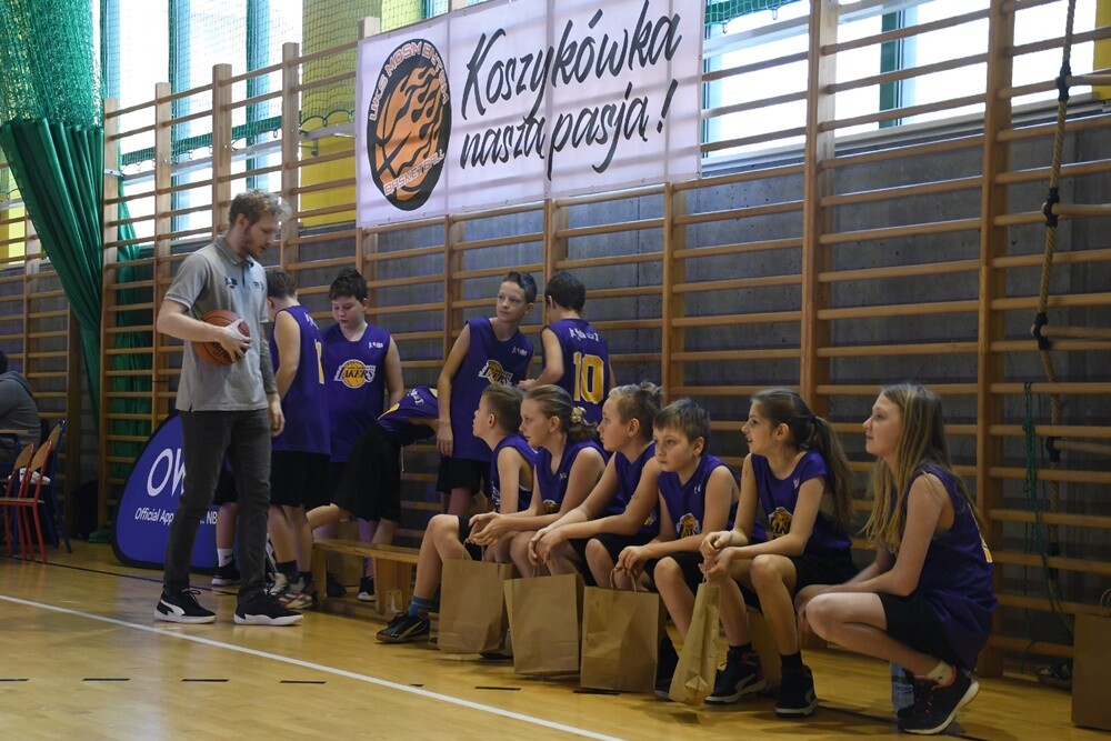Profesjonalny DJ, prezentacje drużyn, efektowne występy cheerleaderek - to wszystko sprawiło, że w Rudzie Śląskiej w weekend poczuliśmy klimat meczów prosto zza oceanu. 

fot. Jacek Knapik