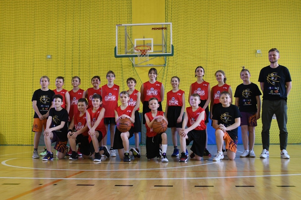 Profesjonalny DJ, prezentacje drużyn, efektowne występy cheerleaderek - to wszystko sprawiło, że w Rudzie Śląskiej w weekend poczuliśmy klimat meczów prosto zza oceanu. 

fot. Jacek Knapik