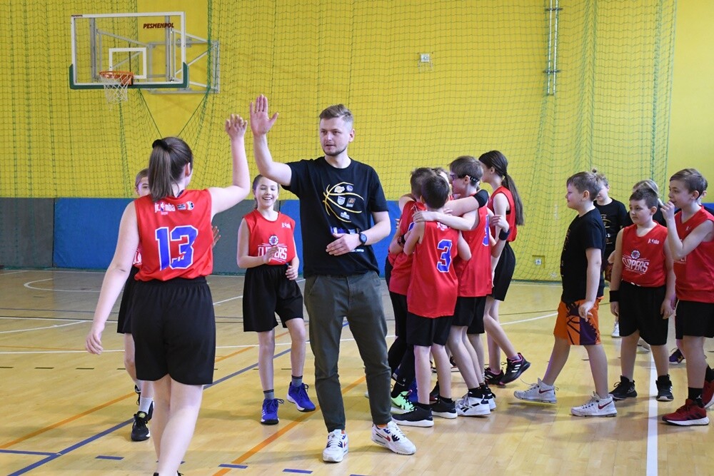 Profesjonalny DJ, prezentacje drużyn, efektowne występy cheerleaderek - to wszystko sprawiło, że w Rudzie Śląskiej w weekend poczuliśmy klimat meczów prosto zza oceanu. 

fot. Jacek Knapik