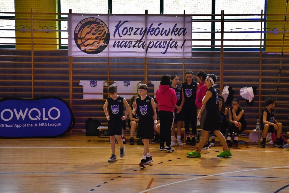 Profesjonalny DJ, prezentacje drużyn, efektowne występy cheerleaderek - to wszystko sprawiło, że w Rudzie Śląskiej w weekend poczuliśmy klimat meczów prosto zza oceanu. 

fot. Jacek Knapik