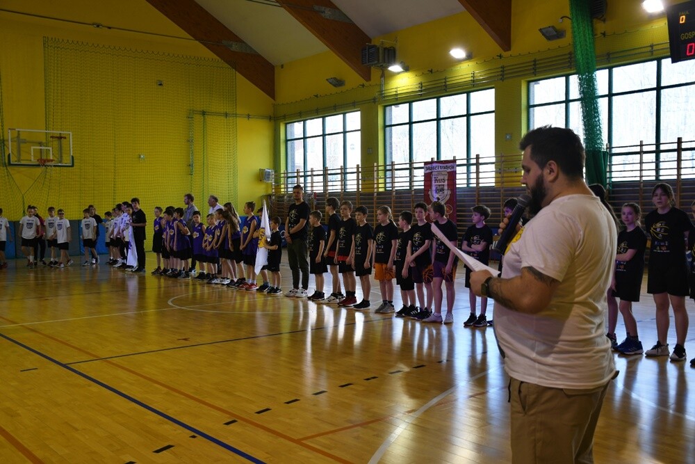 Profesjonalny DJ, prezentacje drużyn, efektowne występy cheerleaderek - to wszystko sprawiło, że w Rudzie Śląskiej w weekend poczuliśmy klimat meczów prosto zza oceanu. 

fot. Jacek Knapik