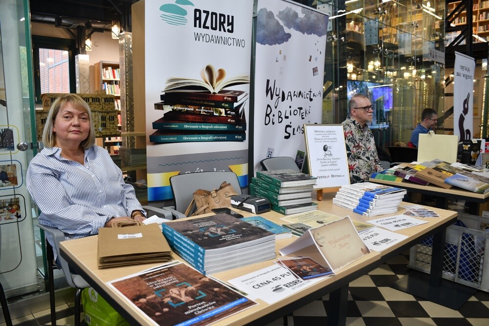 Wczoraj w Stacji Biblioteka odbyło się kolejne wydarzenie w ramach Festu Literackiego "Kakauszale" - VIII Targi Śląskiej Książki. W czasie imprezy śląscy wydawcy zaprezentowali swoje najnowsze książki, które podpisywane były przez autorów biorących udział w targach. 

fot. Jacek Knapik