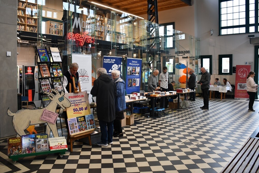 Wczoraj w Stacji Biblioteka odbyło się kolejne wydarzenie w ramach Festu Literackiego "Kakauszale" - VIII Targi Śląskiej Książki. W czasie imprezy śląscy wydawcy zaprezentowali swoje najnowsze książki, które podpisywane były przez autorów biorących udział w targach. 

fot. Jacek Knapik