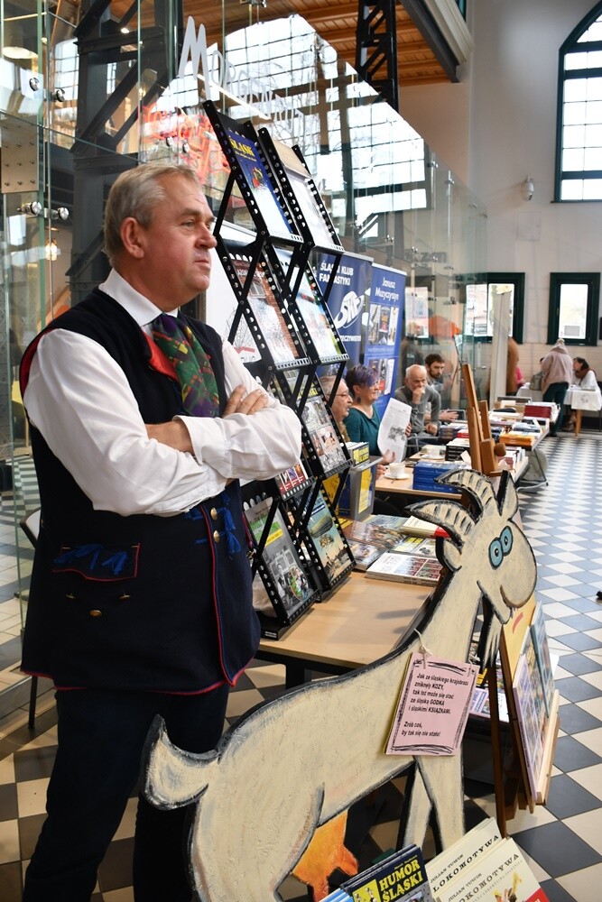 Wczoraj w Stacji Biblioteka odbyło się kolejne wydarzenie w ramach Festu Literackiego "Kakauszale" - VIII Targi Śląskiej Książki. W czasie imprezy śląscy wydawcy zaprezentowali swoje najnowsze książki, które podpisywane były przez autorów biorących udział w targach. 

fot. Jacek Knapik