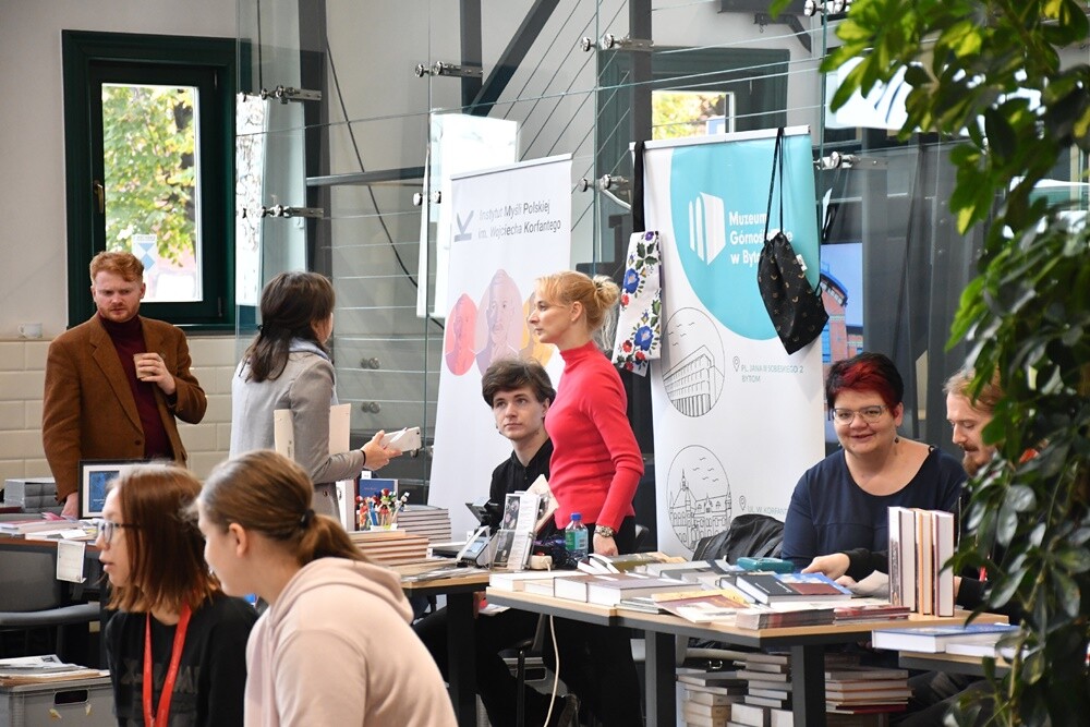 Wczoraj w Stacji Biblioteka odbyło się kolejne wydarzenie w ramach Festu Literackiego "Kakauszale" - VIII Targi Śląskiej Książki. W czasie imprezy śląscy wydawcy zaprezentowali swoje najnowsze książki, które podpisywane były przez autorów biorących udział w targach. 

fot. Jacek Knapik