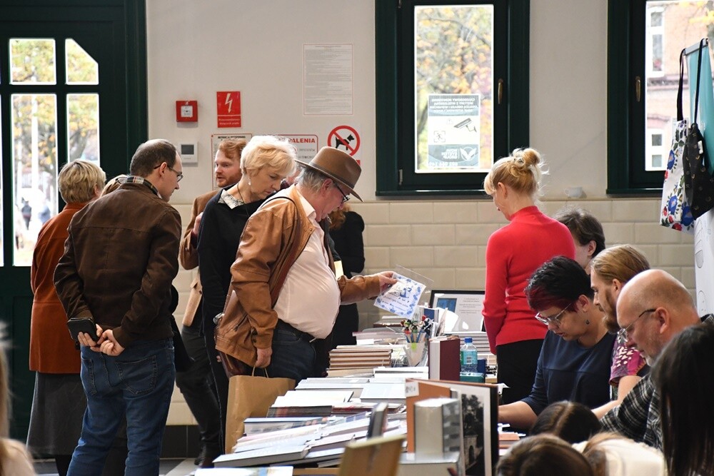 Wczoraj w Stacji Biblioteka odbyło się kolejne wydarzenie w ramach Festu Literackiego "Kakauszale" - VIII Targi Śląskiej Książki. W czasie imprezy śląscy wydawcy zaprezentowali swoje najnowsze książki, które podpisywane były przez autorów biorących udział w targach. 

fot. Jacek Knapik