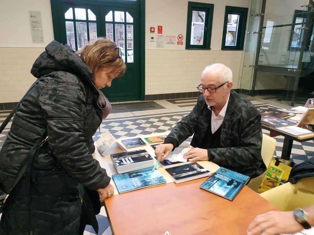 Zakończył się Fest Literacki "KakauSzale". Wydarzenie odbywało się od 27 do 29 listopada br. na zabytkowym dworcu kolejowym w Rudzie Śląskiej – Chebziu, gdzie swoją siedzibę ma "Stacja Biblioteka”. Na imprezę zjechało wielu znanych autorów książek z Górnego Śląska.