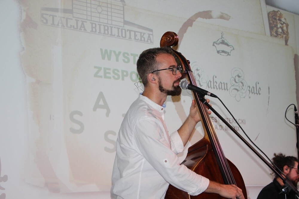 Szczepan Twardoch laureatem honorowej nagrody Miejskiej Biblioteki Publicznej tzw. "Tabulki". Wręczeniem nagrody oraz wieczorem autorskim z pisarzem, autorem bestsellerowych powieści rozpoczął się IV Fest Literacki "KakauSzale”.