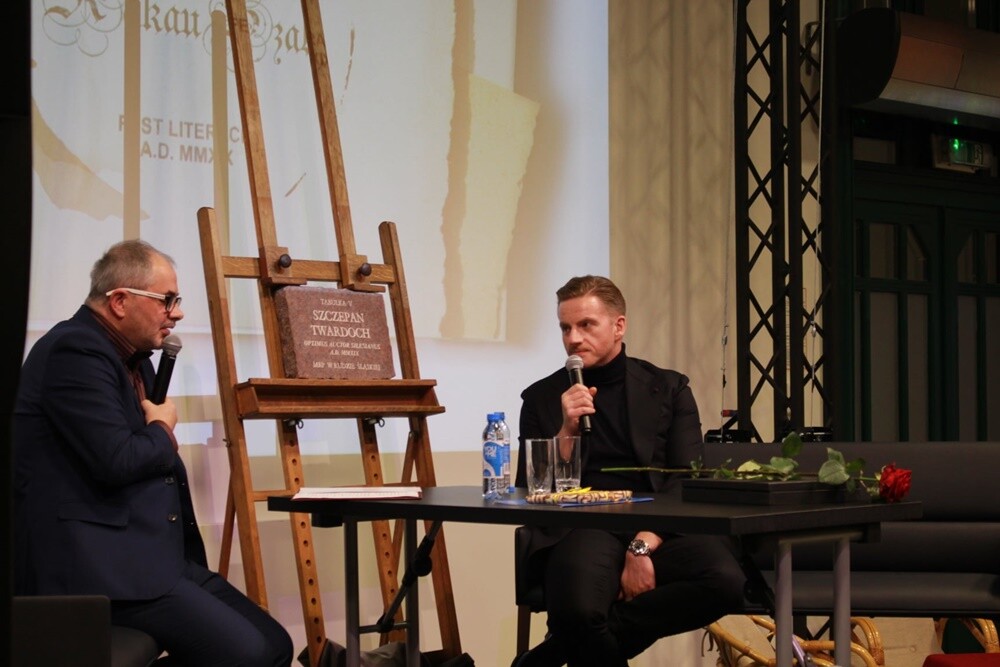 Szczepan Twardoch laureatem honorowej nagrody Miejskiej Biblioteki Publicznej tzw. "Tabulki". Wręczeniem nagrody oraz wieczorem autorskim z pisarzem, autorem bestsellerowych powieści rozpoczął się IV Fest Literacki "KakauSzale”.