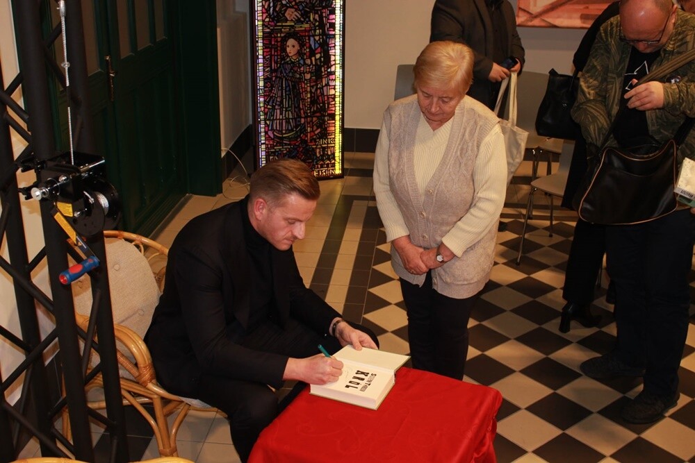 Szczepan Twardoch laureatem honorowej nagrody Miejskiej Biblioteki Publicznej tzw. "Tabulki". Wręczeniem nagrody oraz wieczorem autorskim z pisarzem, autorem bestsellerowych powieści rozpoczął się IV Fest Literacki "KakauSzale”.
