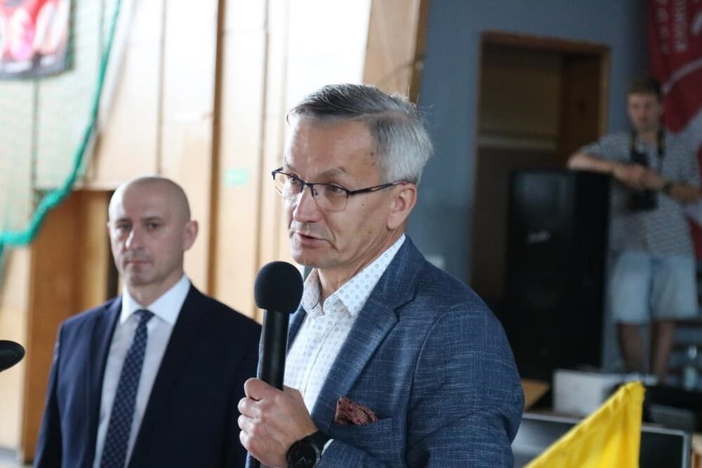 Ponad 300 zawodników z 28 klubów ze Śląska oraz z Czech rywalizowało w Rudzie Śląskiej. W ubiegłą sobotę w hali Miejskiego Ośrodka Sportu i Rekreacji w Halembie odbył się VII Puchar Śląska Dzieci i Młodzieży Karate Kyokushin. Karatecy sprawdzili swoje siły w konkurencjach kata i kumite. 

fot. UM Ruda Śląska