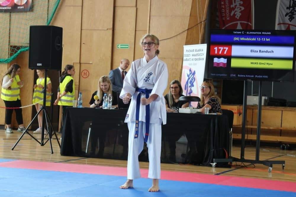 Ponad 300 zawodników z 28 klubów ze Śląska oraz z Czech rywalizowało w Rudzie Śląskiej. W ubiegłą sobotę w hali Miejskiego Ośrodka Sportu i Rekreacji w Halembie odbył się VII Puchar Śląska Dzieci i Młodzieży Karate Kyokushin. Karatecy sprawdzili swoje siły w konkurencjach kata i kumite. 

fot. UM Ruda Śląska