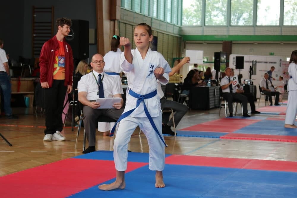Ponad 300 zawodników z 28 klubów ze Śląska oraz z Czech rywalizowało w Rudzie Śląskiej. W ubiegłą sobotę w hali Miejskiego Ośrodka Sportu i Rekreacji w Halembie odbył się VII Puchar Śląska Dzieci i Młodzieży Karate Kyokushin. Karatecy sprawdzili swoje siły w konkurencjach kata i kumite. 

fot. UM Ruda Śląska