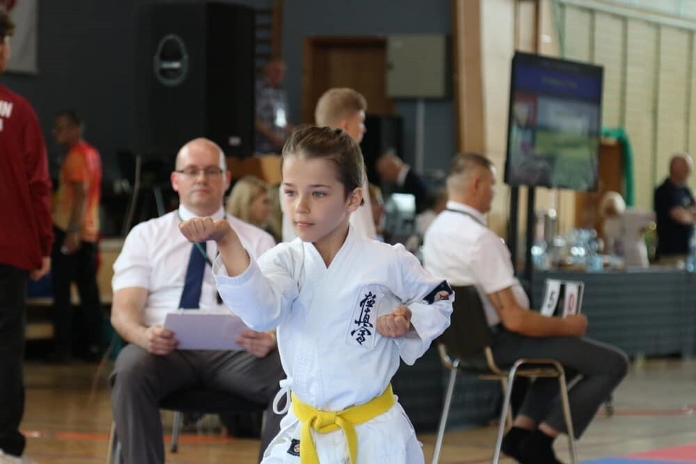 Ponad 300 zawodników z 28 klubów ze Śląska oraz z Czech rywalizowało w Rudzie Śląskiej. W ubiegłą sobotę w hali Miejskiego Ośrodka Sportu i Rekreacji w Halembie odbył się VII Puchar Śląska Dzieci i Młodzieży Karate Kyokushin. Karatecy sprawdzili swoje siły w konkurencjach kata i kumite. 

fot. UM Ruda Śląska