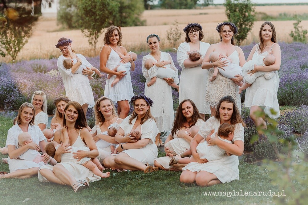 Magdalena Ruda ze studia fotograficznego Foto Venus już po raz kolejny zaprosiła rudzianki na sesję grupowego karmienia piersią.

fot. Foto Venus