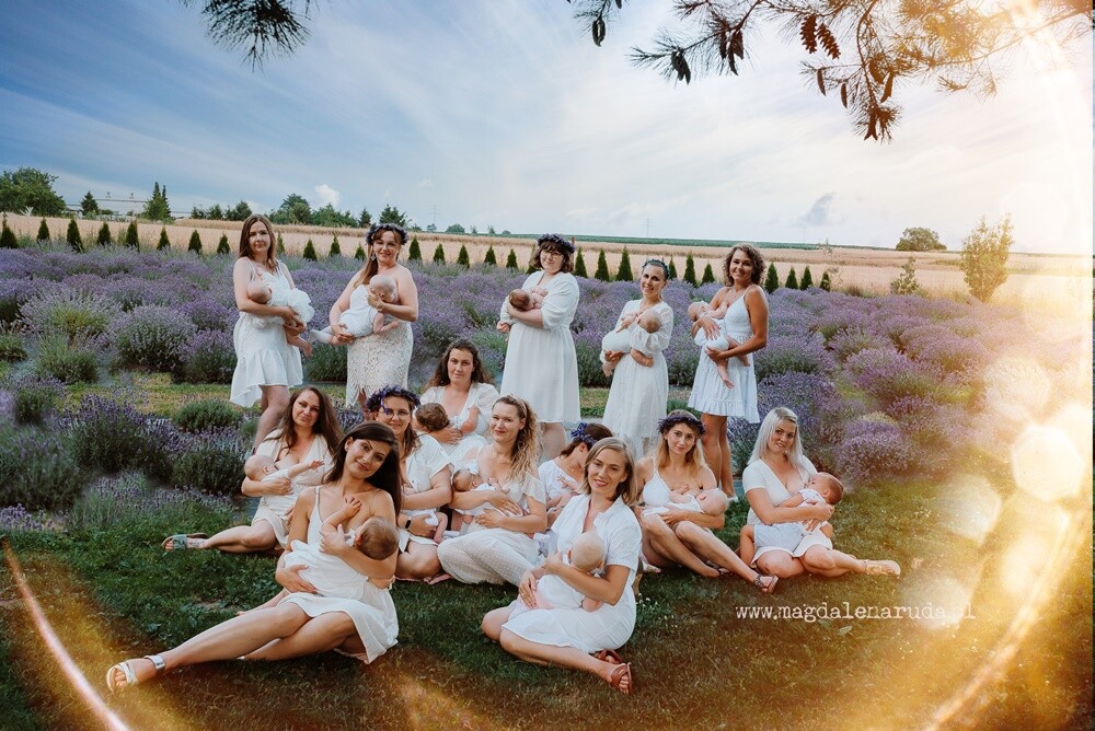 Magdalena Ruda ze studia fotograficznego Foto Venus już po raz kolejny zaprosiła rudzianki na sesję grupowego karmienia piersią.

fot. Foto Venus