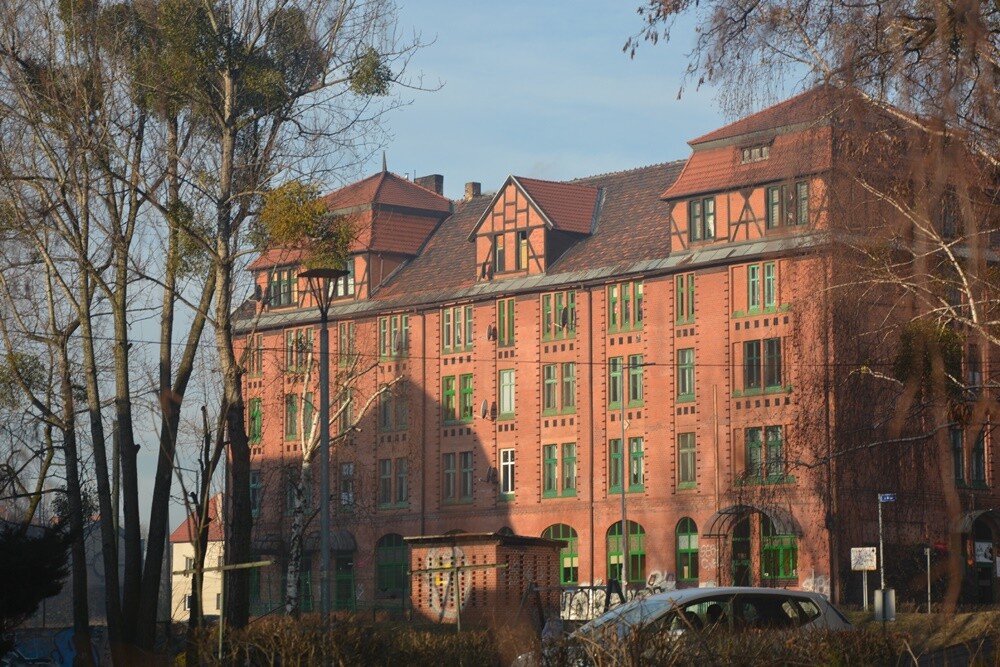Słoneczny niedzielny dzień może być dobrą okazją na spacer po Rudzie Śląskiej. Polecamy zatrzymać się chwilę dłużej przy budynku Kaufhaus, który znajduje się na osiedlu o tej samej nazwie przy ul. Niedurnego.

fot. Jacek Knapik / Zabytkowa Ruda