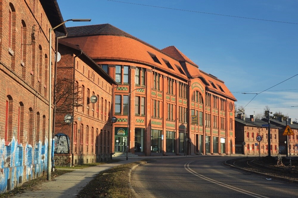 Słoneczny niedzielny dzień może być dobrą okazją na spacer po Rudzie Śląskiej. Polecamy zatrzymać się chwilę dłużej przy budynku Kaufhaus, który znajduje się na osiedlu o tej samej nazwie przy ul. Niedurnego.

fot. Jacek Knapik / Zabytkowa Ruda