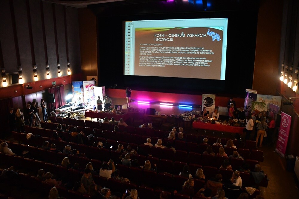 W piątek, 7 października, w Kinie Patria odbyło się pierwsze po przerwie spotkanie z cyklu "Kino dla Kobiet". Na rudzianki, jak zwykle czekało wiele atrakcji!

fot. Jacek Knapik