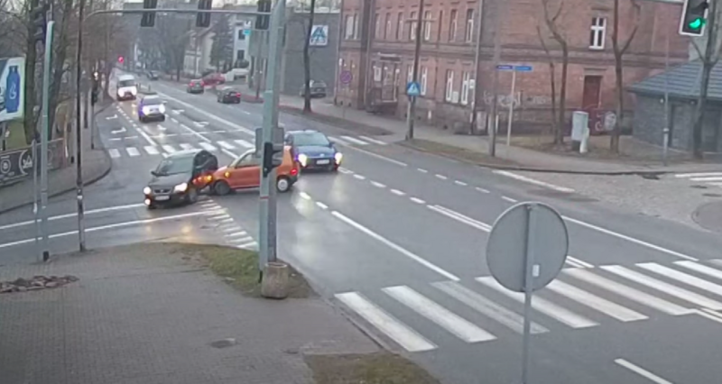 Kolizja 2 pojazdów na skrzyżowaniu 1 Maja z ulicą Teatralną [WIDEO]