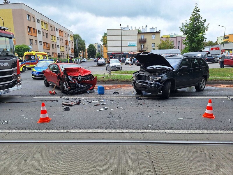 Kolizja dwóch samochodów na ulicy Karola Goduli w Rudzie Śląskiej [FOTO]