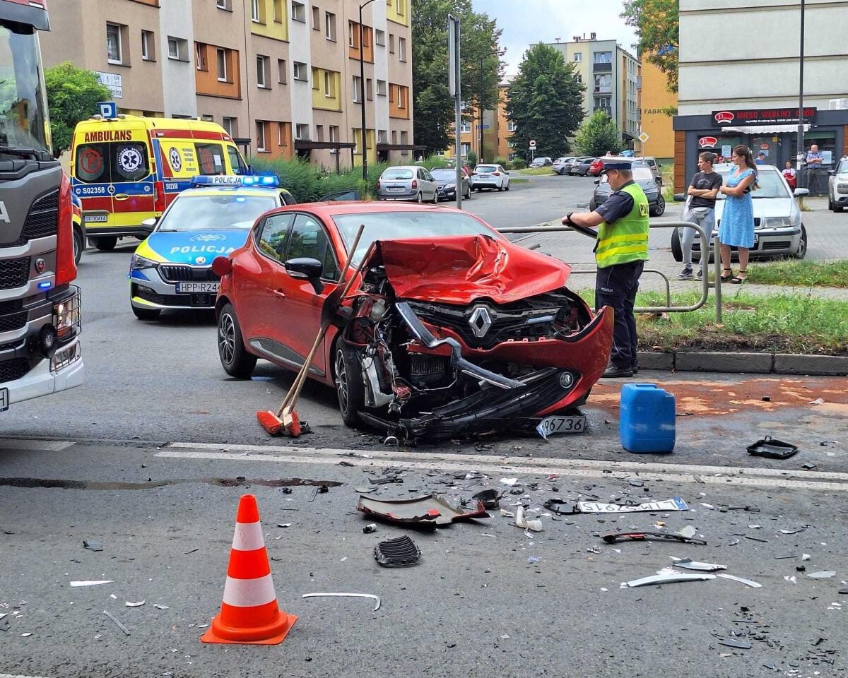 Dziś, 24 lipca br., doszło do kolizji dwóch samochodów na ulicy Karola Goduli w Rudzie Śląskiej / fot. czytelnik