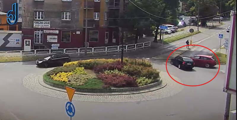 Kolizja na rondzie w Wirku. Kierowca Skody nie ustąpił pierwszeństwa