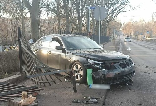 Kolizja na ulicy Chorzowskiej w Rudzie Śląskiej: Kierowca BMW wjechał w płot