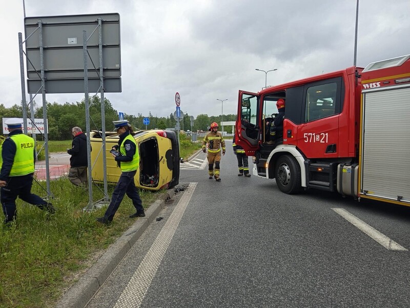 Kolizja przy ul. Bukowej w Rudzie Śląskiej – auto przewróciło się na bok