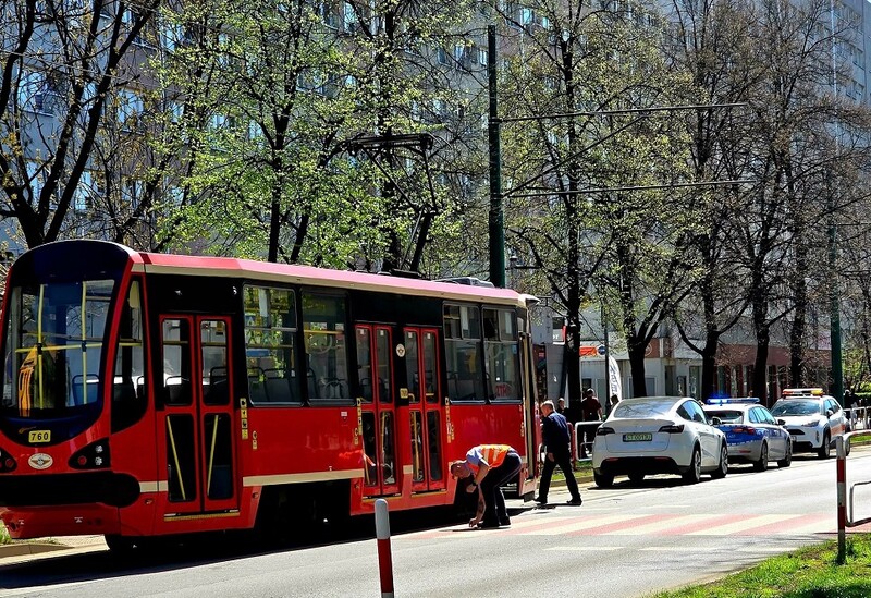 Kolizja tesli z tramwajem w Rudzie Śląskiej. Utrudnienia na ul. Niedurnego