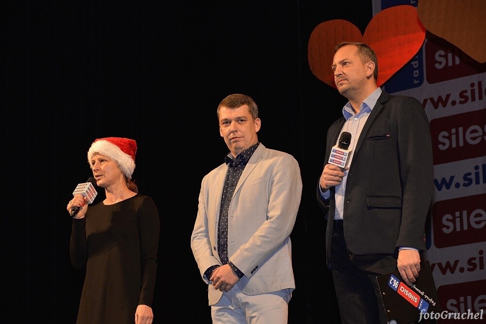 Ponad 30 artystów śląskiej sceny muzycznej wystąpiło w sobotę podczas koncertu charytatywnego dla Remika w Miejskim Centrum Kultury im. Henryka Bisty. Na leczenie Remigiusza Murawskiego - założyciela grupy Duo Bayer’s i duetu Klaudia i Remi - który od 2010 roku zmaga się z układowym zapaleniem naczyń, zebrano ponad 20 tys. zł. 

fot. Piotr Gruchel