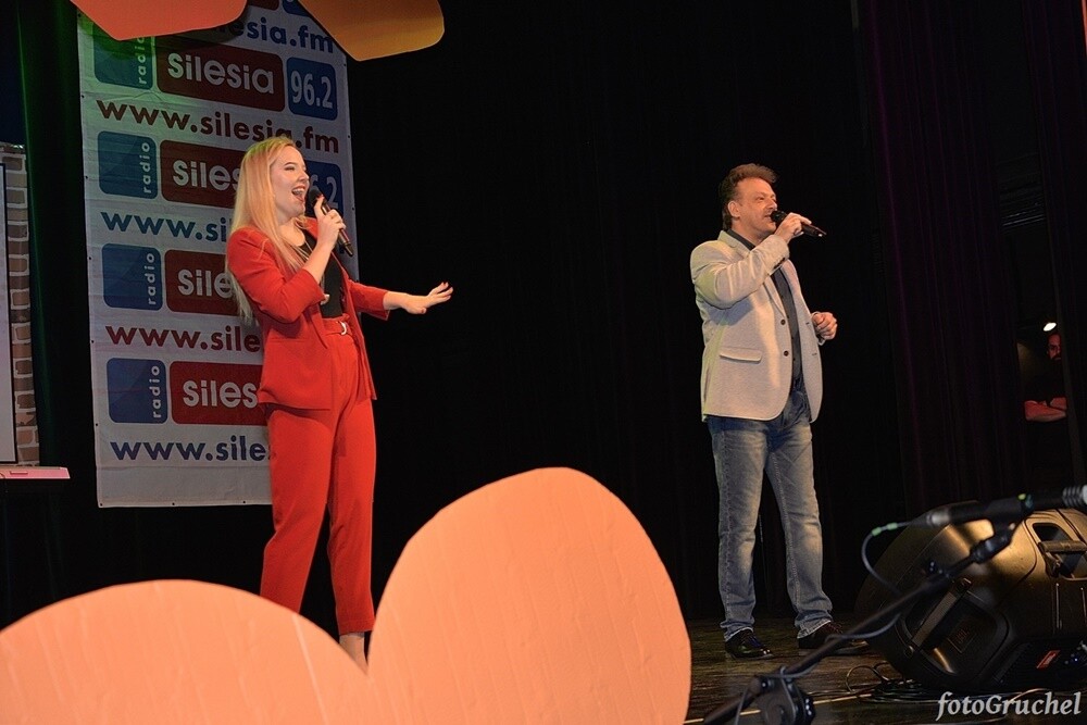 Ponad 30 artystów śląskiej sceny muzycznej wystąpiło w sobotę podczas koncertu charytatywnego dla Remika w Miejskim Centrum Kultury im. Henryka Bisty. Na leczenie Remigiusza Murawskiego - założyciela grupy Duo Bayer’s i duetu Klaudia i Remi - który od 2010 roku zmaga się z układowym zapaleniem naczyń, zebrano ponad 20 tys. zł. 

fot. Piotr Gruchel