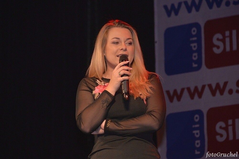 Ponad 30 artystów śląskiej sceny muzycznej wystąpiło w sobotę podczas koncertu charytatywnego dla Remika w Miejskim Centrum Kultury im. Henryka Bisty. Na leczenie Remigiusza Murawskiego - założyciela grupy Duo Bayer’s i duetu Klaudia i Remi - który od 2010 roku zmaga się z układowym zapaleniem naczyń, zebrano ponad 20 tys. zł. 

fot. Piotr Gruchel