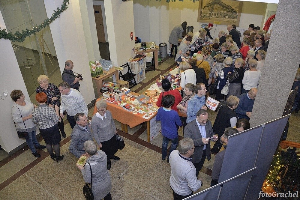 Ponad 30 artystów śląskiej sceny muzycznej wystąpiło w sobotę podczas koncertu charytatywnego dla Remika w Miejskim Centrum Kultury im. Henryka Bisty. Na leczenie Remigiusza Murawskiego - założyciela grupy Duo Bayer’s i duetu Klaudia i Remi - który od 2010 roku zmaga się z układowym zapaleniem naczyń, zebrano ponad 20 tys. zł. 

fot. Piotr Gruchel