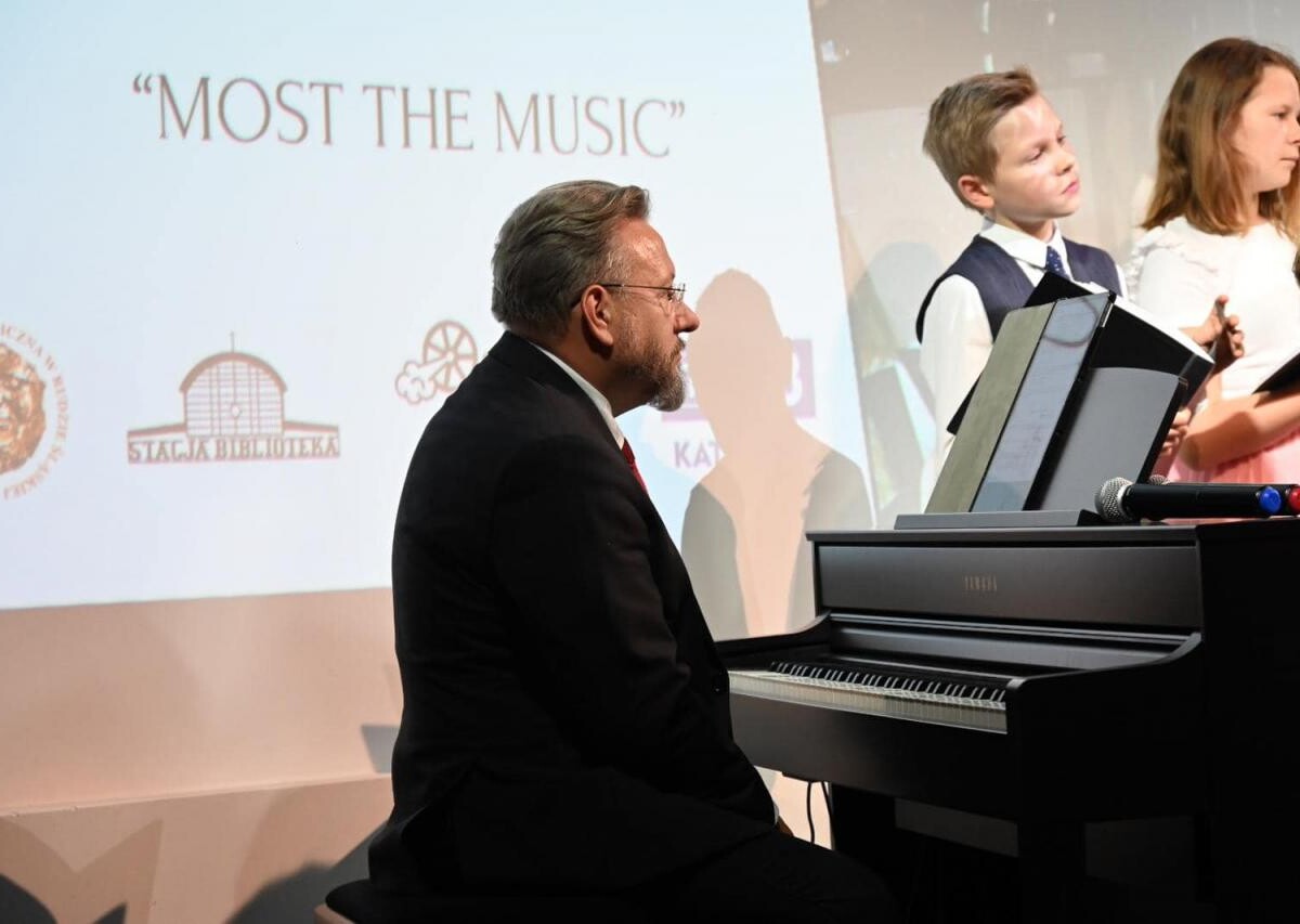 Wczoraj, w Stacji Biblioteka, miało miejsce wyjątkowe wydarzenie muzyczne - koncert rodzinny chóru dziecięcego, który swoje początki ma w programie Most the Music / fot. UM Ruda Śląska