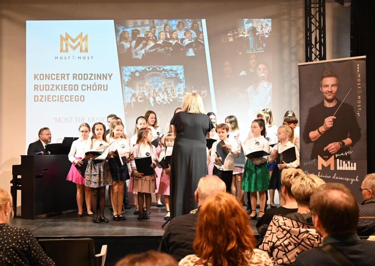 Wczoraj, w Stacji Biblioteka, miało miejsce wyjątkowe wydarzenie muzyczne - koncert rodzinny chóru dziecięcego, który swoje początki ma w programie Most the Music / fot. UM Ruda Śląska