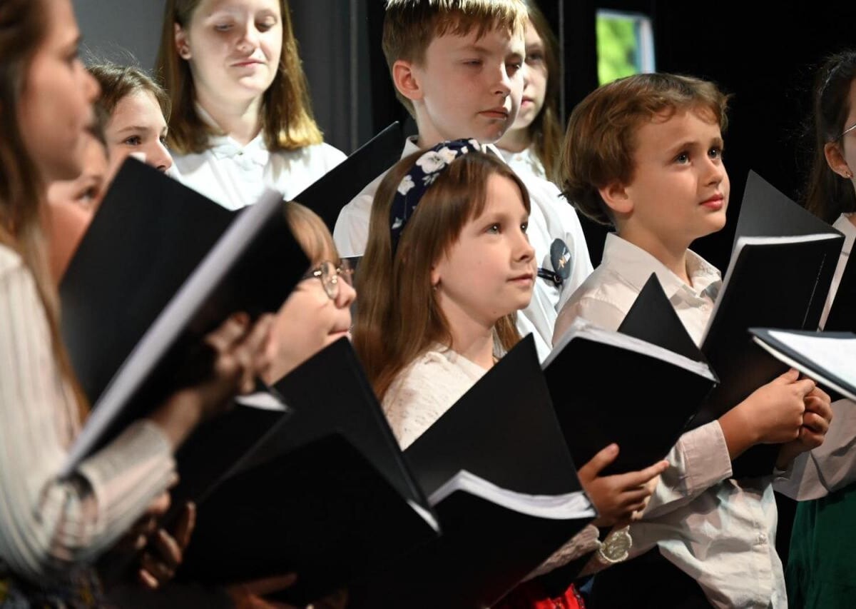 Wczoraj, w Stacji Biblioteka, miało miejsce wyjątkowe wydarzenie muzyczne - koncert rodzinny chóru dziecięcego, który swoje początki ma w programie Most the Music / fot. UM Ruda Śląska