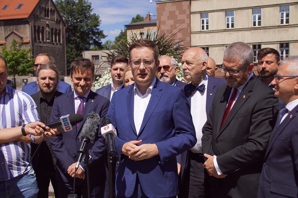 Dzisiaj na rynku w Nowym Bytomiu odbyła się konferencja posłów Konfederacji, którzy poinformowali, że ich kandydatką w wyborach będzie Bożena Modzelewska. 
