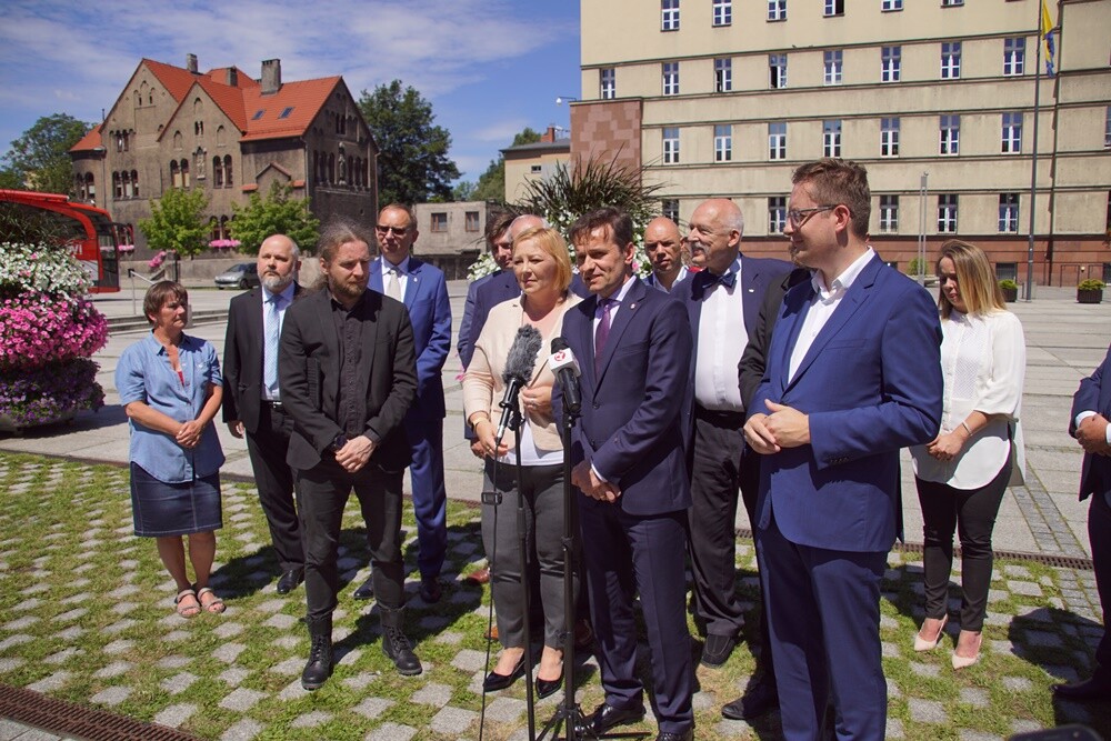 Dzisiaj na rynku w Nowym Bytomiu odbyła się konferencja posłów Konfederacji, którzy poinformowali, że ich kandydatką w wyborach będzie Bożena Modzelewska. 