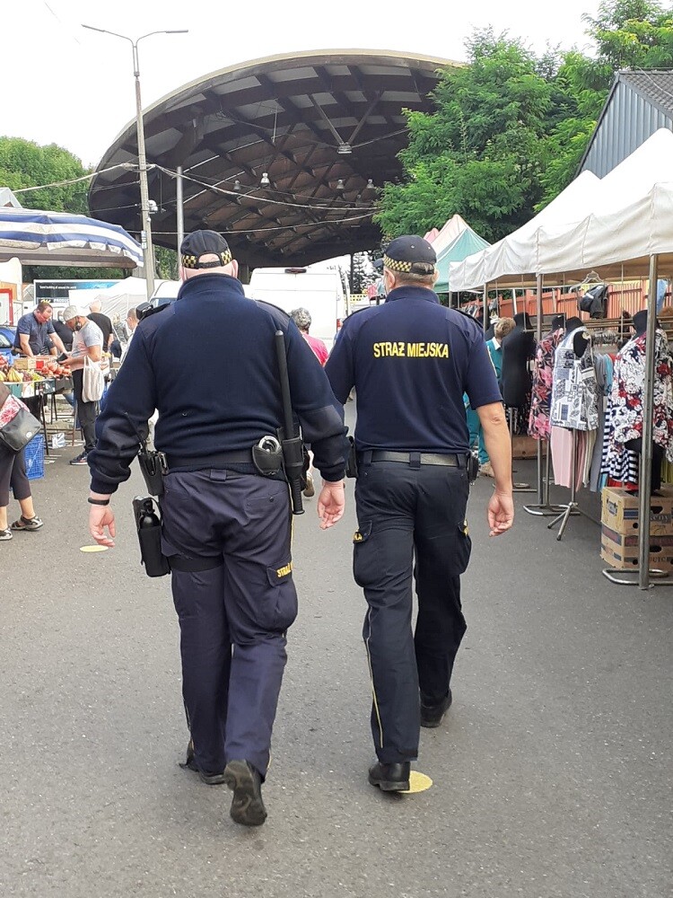 Rudzka Straż Miejska kontroluje, czy mieszkańcy stosują się do nakazu zakrywania ust i nosa w miejscach publicznych. Wczoraj patrol sprawdzał dyscyplinę wśród sprzedawców i klientów na targowisku miejskim, a dziś kontrole odbyły się w komunikacji miejskiej.