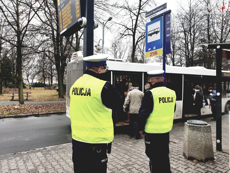Kontrole maseczek w komunikacji miejskiej. Czy pasażerowie przestrzegają obostrzeń?