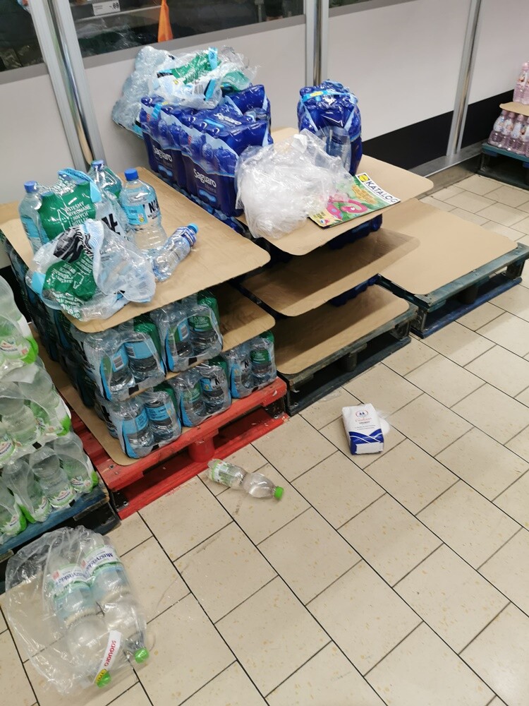 Koronawirus wywołuje panikę w mieszkańcach Rudy Śląskiej. Po informacji o zamkniętych muzeach, kinach, czy stadionach - klienci szturmują sklepy i wykupują wszystko.