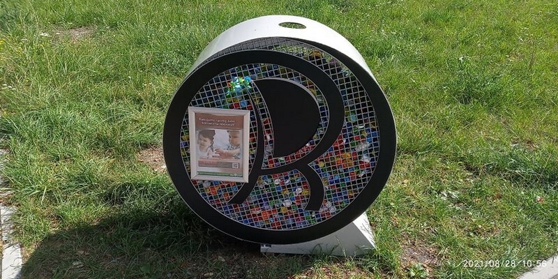 Niedawno w każdej z 11 dzielnic Rudy Śląskiej stanęły „rudzkie serca”. To w nich zbierane są plastikowe nakrętki po butelkach, które przeznaczono na cele charytatywne. Mieszkańcy skarżą się jednak, że pojemniki te są źle wykonane, rdzewieją, a wyciąganie z nich nakrętek jest utrudnione (fot. Łukasz Michalski i wolontariusze)