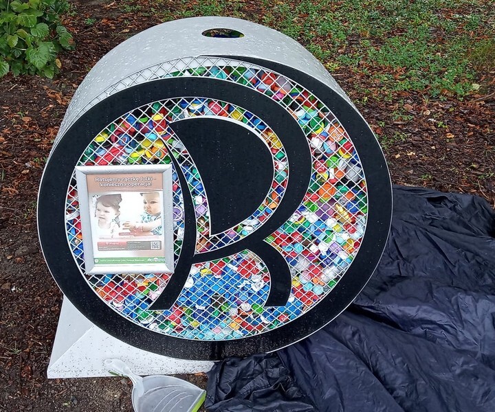 Niedawno w każdej z 11 dzielnic Rudy Śląskiej stanęły „rudzkie serca”. To w nich zbierane są plastikowe nakrętki po butelkach, które przeznaczono na cele charytatywne. Mieszkańcy skarżą się jednak, że pojemniki te są źle wykonane, rdzewieją, a wyciąganie z nich nakrętek jest utrudnione (fot. Łukasz Michalski i wolontariusze)