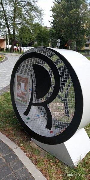 Niedawno w każdej z 11 dzielnic Rudy Śląskiej stanęły „rudzkie serca”. To w nich zbierane są plastikowe nakrętki po butelkach, które przeznaczono na cele charytatywne. Mieszkańcy skarżą się jednak, że pojemniki te są źle wykonane, rdzewieją, a wyciąganie z nich nakrętek jest utrudnione (fot. Łukasz Michalski i wolontariusze)