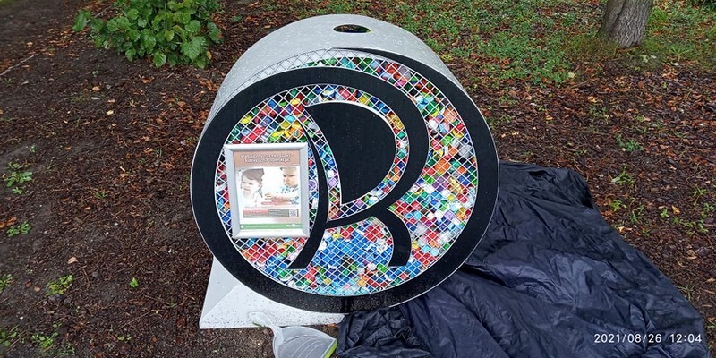 Niedawno w każdej z 11 dzielnic Rudy Śląskiej stanęły „rudzkie serca”. To w nich zbierane są plastikowe nakrętki po butelkach, które przeznaczono na cele charytatywne. Mieszkańcy skarżą się jednak, że pojemniki te są źle wykonane, rdzewieją, a wyciąganie z nich nakrętek jest utrudnione (fot. Łukasz Michalski i wolontariusze)